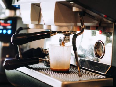 Kahve makinesi sıcak kahve yapma sürecinin yakın çekim.