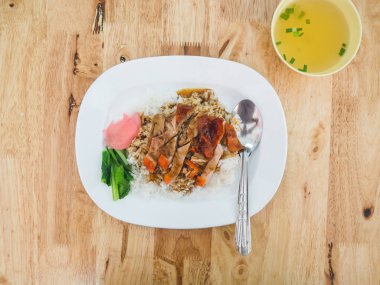 Tayland pirinç beyaz plastik tabak kızarmış ördek ile ahşap üzerine hizmet