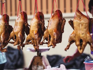 Ördekler buğulama Tay Tay yerel pazar tel üzerinde asılı olan 