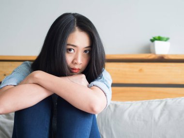 Onun yatağında hiç yalnız kadın bir şey aşağı.