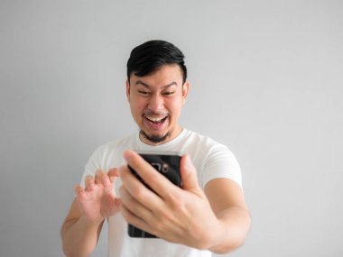 Komik gülünç video kırpmak içinde socia paylaşmak izlerken adamın yüzünü güldürüyor