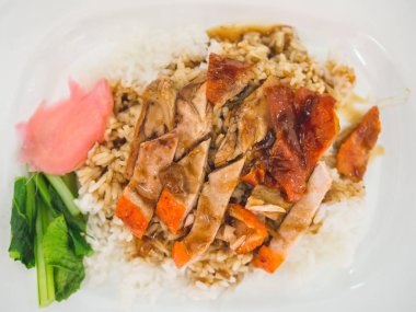 Tayland pirinç beyaz plastik tabak kızarmış ördek ile ahşap üzerine hizmet