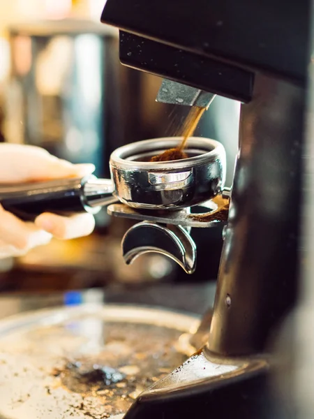 Закрытие процесса приготовления горячего кофе из кофемашины . — стоковое фото