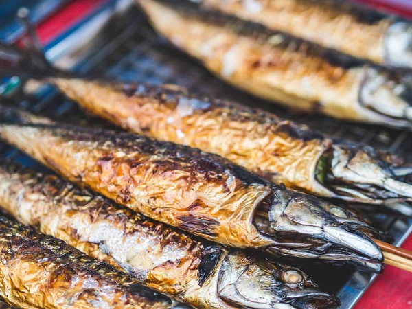 Izgara Saba balık sopa çarpık. Tayland streetfood.