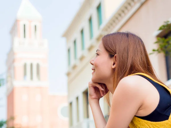 Foto de la cabeza del retrato de chica turística con edificio europeo en —  Fotos de Stock