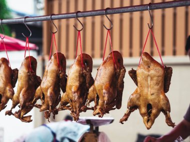 Ördekler buğulama Tay Tay yerel pazar tel üzerinde asılı olan 