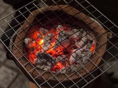 Geleneksel Tay kömür sobası yakıcı ile ızgara.