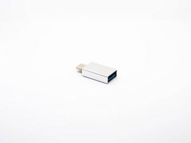 Beyaz arka plan üzerinde dijital cihazlar için kablosuz usb-c otg.