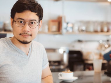 Adam kahve kafede sıcak kahve içiyor.