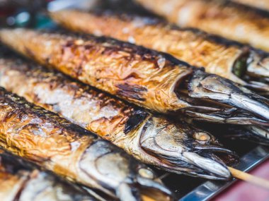 Izgara Saba balık sopa çarpık. Tayland streetfood.