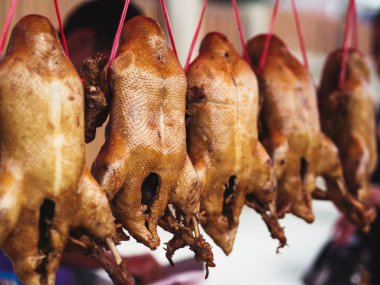 Ördekler buğulama Tay Tay yerel pazar tel üzerinde asılı olan 