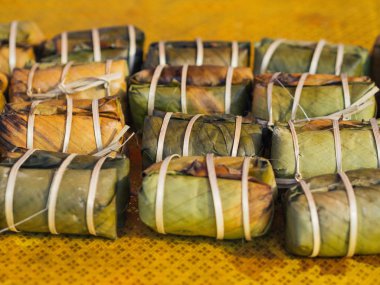 Yapışkan pirinç Khao Tom Mat veya Khao Tom Pad ile muz th içinde satmak