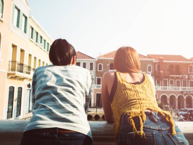 Şehrin o ile gezi için dolaşan iki turist kız