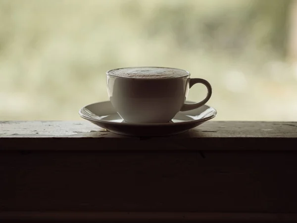 白热杯拿铁咖啡在木桌上荫蔽处. — 图库照片