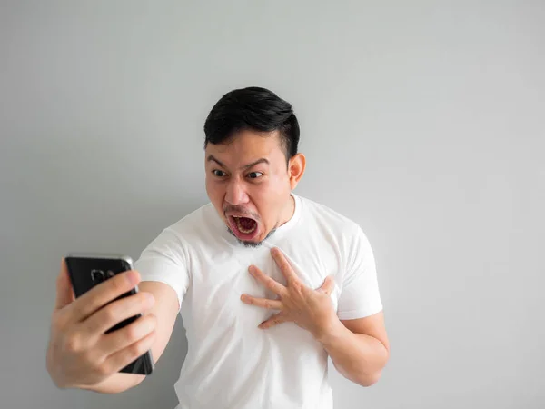 Shocked and scary face of man get yelled from smartphone.  See s — Stock Photo, Image