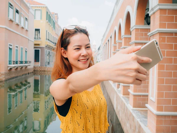 Turista mujer está tomando foto selfie desde el teléfono inteligente . —  Fotos de Stock