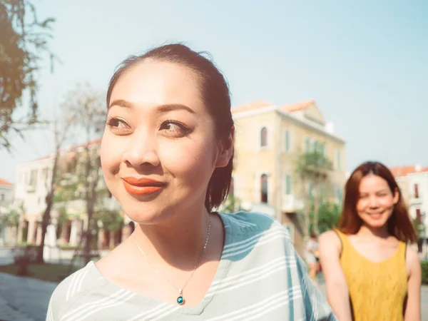 两个旅游女孩绕着城市走来观光与 o — 图库照片