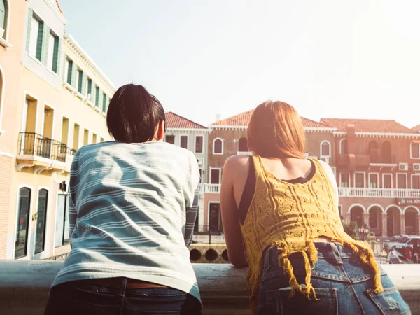 Dos chicas turísticas caminando por la ciudad para hacer turismo con o —  Fotos de Stock