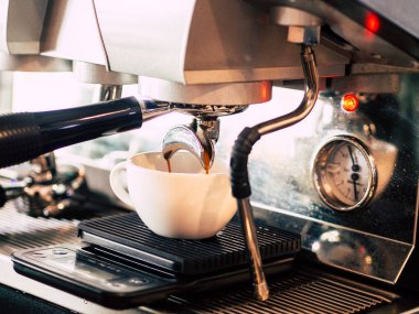 Barista kahve müşteri için yapım sürecinde.