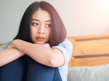 Onun yatağında hiç yalnız kadın bir şey aşağı.