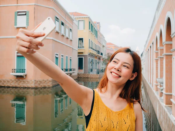 Turista mujer está tomando foto selfie desde el teléfono inteligente . —  Fotos de Stock