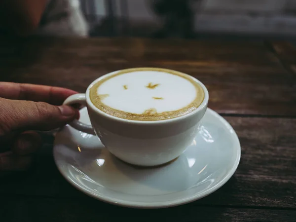 Secangkir kopi latte panas disajikan di atas meja di kedai kopi — Stok Foto