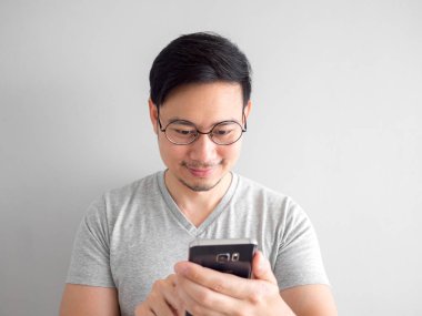 Mutlu bir adam akıllı telefon kullanıyor. Sosyal medya kullanarak kavramı 