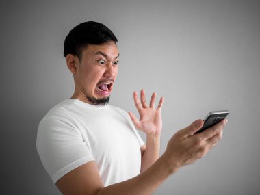 Adamın şok ve korkunç yüzünü bağırdı smartphone--dan. S bkz: