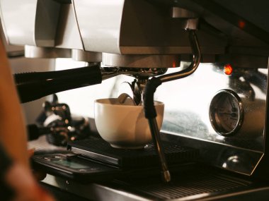 Barista kahve müşteri için yapım sürecinde.