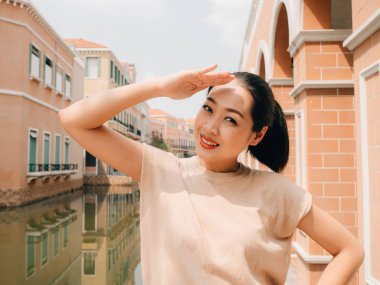 Yaz aylarında seyahat hedef, parlak güneşin altında turist kız portresi