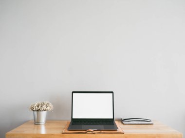 Laptop ve boş ahşap çalışma masası üzerinde sabit bazı araçlar 