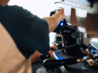 Latte Kahve kahve dükkanında yapma süreci.