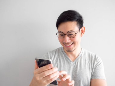 Mutlu bir adam akıllı telefon kullanıyor. Sosyal medya kullanarak kavramı 