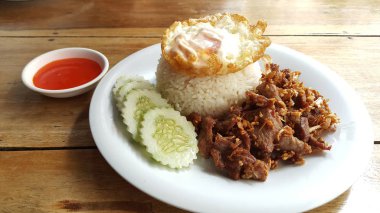 Tay domuz üst galic ve ateş yumurta ile kızarmış.