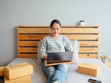 Kadın onu online satış ve hizmetler ile mutlu hissediyor. Conce