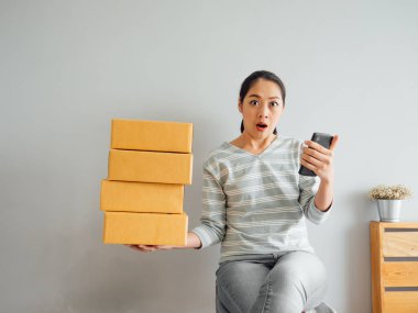 Kadın onu online iş smartphone üzerinden büyük sipariş aldı bir