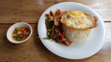 Tay heyecan-porked fesleğen ve üstte kızarmış yumurta ile.