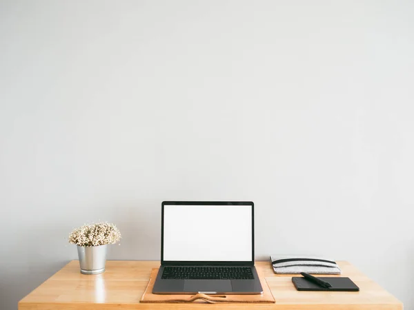 Laptop e algumas ferramentas estacionárias na mesa de trabalho de madeira com vazio — Fotografia de Stock