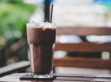 Kakao buzlu soğuk içecek bir bardak yakın çekim.