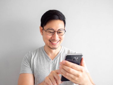 Mutlu bir adam akıllı telefon kullanıyor. Sosyal medya kullanarak kavramı 