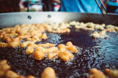 Doughsticks veya Pa Ko tanga yapımı derin kızarmış.
