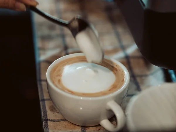 Proses membuat kopi Latte di warung kopi . — Stok Foto