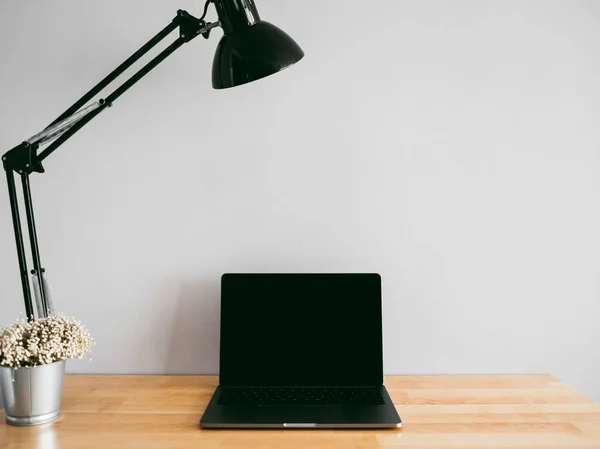 Tazza da caffè su tavolo di legno con computer portatile alla luce del  mattino ia generativa