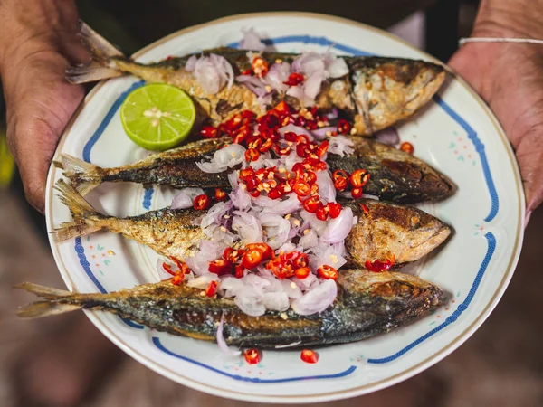 タイの伝統的な料理のスパイシー揚げサバ — ストック写真
