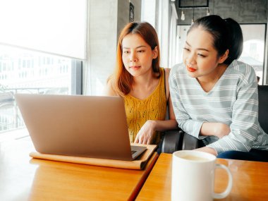 İki kız lapto fotoğraf çalışmalarında kontrol biraz eğlenelim