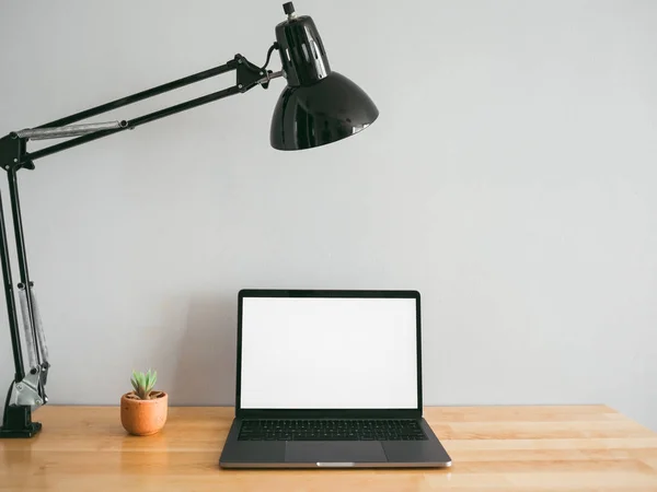 Laptop e algumas ferramentas estacionárias na mesa de trabalho de madeira com vazio — Fotografia de Stock