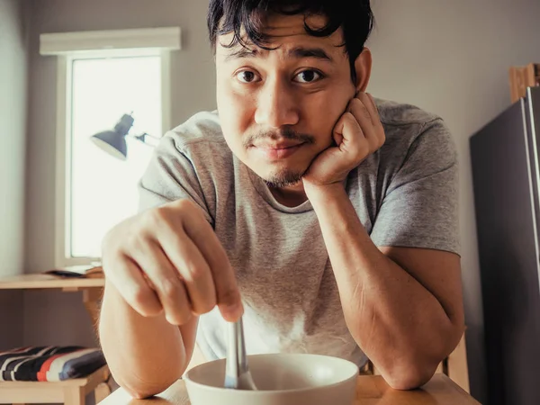 Adam kahvaltı Mısır gevreği sıkıcı bir bolw yaşıyor.