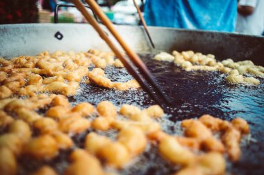 Doughsticks veya Pa Ko tanga yapımı derin kızarmış.