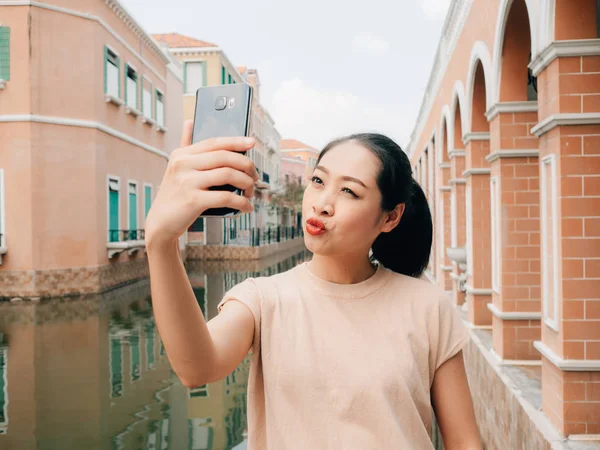 Turista mujer está tomando foto selfie desde el teléfono inteligente . —  Fotos de Stock