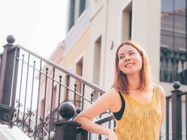 Potrait mutlu ve kaygısız kadının açık yürüyüş.